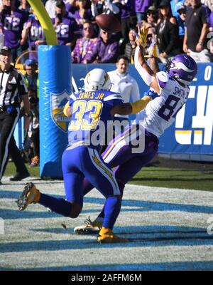 Carson, Stati Uniti. 15 Dic, 2019. Minnesota Vikings ricevitore Irv Smith Jr punteggi nel primo trimestre custodito da Los Angeles Chargers Derwin James Jr al dignità Salute Sport Park di Carson, California, domenica 15 dicembre, 2019. Foto di Jon SooHoo/UPI Credito: UPI/Alamy Live News Foto Stock