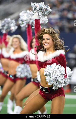 Arlington, Stati Uniti. 15 Dic, 2019. Dallas Cowboys Cheerleaders eseguire la loro annuale di Natale Halftime spettacolo durante il loro gioco di NFL di AT&T Stadium di Arlington, Texas, domenica 15 dicembre, 2019. Foto di Ian Halperin/UPI Credito: UPI/Alamy Live News Foto Stock