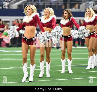 Arlington, Stati Uniti. 15 Dic, 2019. Dallas Cowboys Cheerleaders eseguire la loro annuale di Natale Halftime spettacolo durante il loro gioco di NFL di AT&T Stadium di Arlington, Texas, domenica 15 dicembre, 2019. Foto di Ian Halperin/UPI Credito: UPI/Alamy Live News Foto Stock