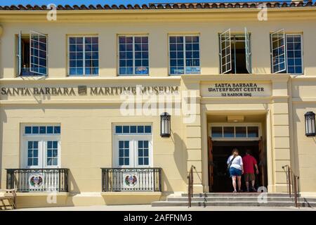 I turisti di entrare nella Santa Barbara Museo Marittimo al Waterfront centro sul porto, Santa Barbara, CA, Stati Uniti d'America Foto Stock