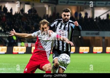 15-12-2019: Voetbal: Heracles Almelo v FC Utrecht: Almelo Eredivisie Voetbal 2019-2020 L-R Willem Janssen di FC Utrecht e Robin Propper di Eracle Almelo Foto Stock