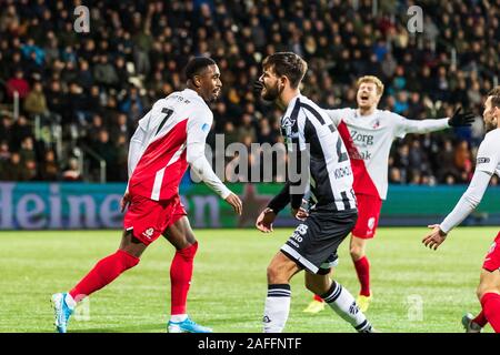 15-12-2019: Voetbal: Heracles Almelo v FC Utrecht: Almelo Eredivisie Voetbal 2019-2020 L-R Gyrano Kerk di FC Utrecht e Robin Propper di Heracles Almelo Foto Stock