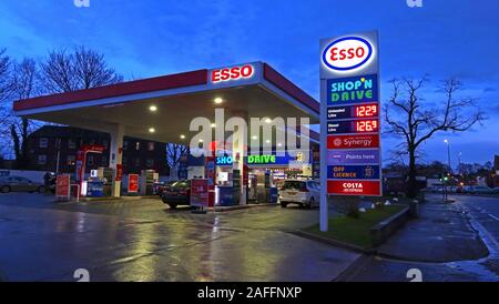 Esso Stop and Drive Forecourt, Rontec, Latchford East, Warrington, Cheshire, Inghilterra, Regno Unito, WA4 Foto Stock