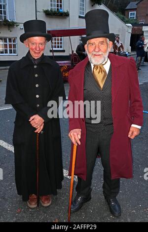 In costume, Lymm Dickensian Christmas Festival, Warrington, Cheshire, Inghilterra, Regno Unito, WA13 0HR Foto Stock