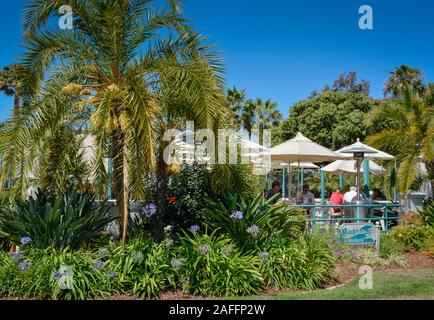 CA paesaggio circonda la gente di cenare sulla terrazza alla moda presso il leggendario 'frangionde' Ristorante", lunga si trova a Santa Barbara Harbour, CA Foto Stock