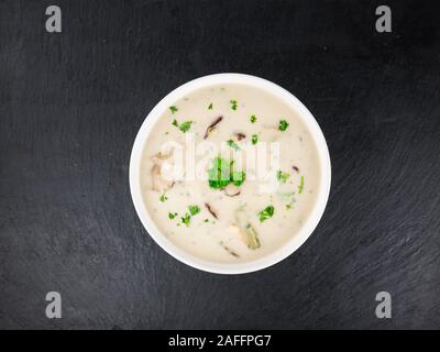 Zuppa di porcini su un vintage lastra di ardesia come dettagliato di close-up shot; messa a fuoco selettiva Foto Stock