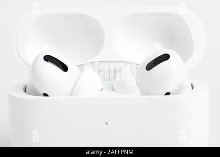 Vidalia, Georgia / STATI UNITI D'America - 14 dicembre 2019 - Un studio la foto del prodotto di Apple AirPods Pro gemme annidato all'interno della sua carica aperta caso impostato su una pianura Foto Stock