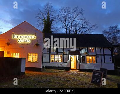 The Pickering Arms, un pub del XVI secolo, Thelwall, Warrington, Cheshire, Inghilterra, Regno Unito, di notte Foto Stock