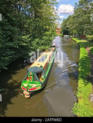 Chiatta di Narrowboat, navigando attraverso Grappenhall, attraverso il canale Bridgewater, il canale, Warrington, Cheshire, Inghilterra, Regno Unito, WA4 Foto Stock