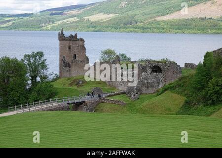 Drumnadrochit, Inverness Scozia - Giugno 10, 2019: situato accanto al leggendario lago di Loch Ness, Castello Urquhart è mostrato durante il giorno. Foto Stock