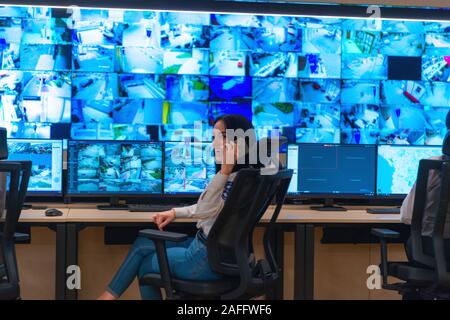 Team di agenti segreti in uniforme, monitoraggio cyber, video e comunicazioni al controllo principale centro dati stazione. Foto Stock