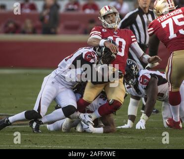 Santa Clara, Stati Uniti. 15 Dic, 2019. San Francisco 49ers quarterback Jimmy Garoppolo (10) thries buttare via la palla come egli è saccheggiata dai falchi di Atlanta nel secondo trimestre a Levi's Stadium di Santa Clara, California, domenica 15 dicembre, 2019. Foto di Terry Schmitt/UPI Credito: UPI/Alamy Live News Foto Stock