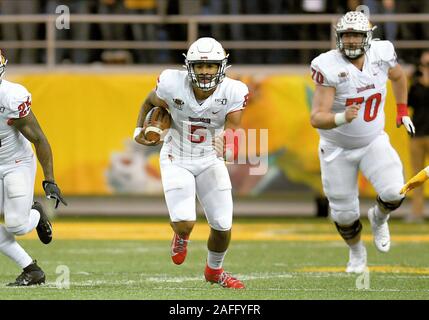 Dicembre 14, 2019: Illinois State Redbirds quarterback Bryce Jefferson (5) precipita la sfera durante un FCS NCAA Quarti di finale di partita di spareggio tra l'Illinois State University Redbirds e dello Stato del North Dakota Bison a Fargo Dome, Fargo ND. Dall'Universita' Statale del Nord Dakota sconfitto 9-3 ISU. Russell Hons/CSM Foto Stock