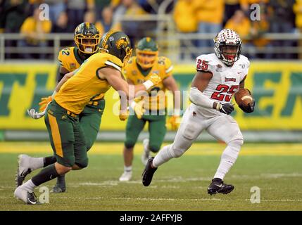 Dicembre 14, 2019: Illinois State Redbirds running back James Robinson (25) elude difensori durante un FCS NCAA Quarti di finale di partita di spareggio tra l'Illinois State University Redbirds e dello Stato del North Dakota Bison a Fargo Dome, Fargo ND. Dall'Universita' Statale del Nord Dakota sconfitto 9-3 ISU. Russell Hons/CSM Foto Stock