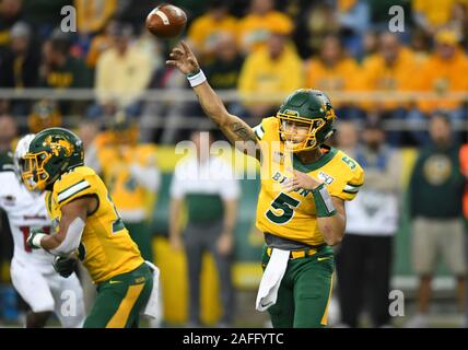 Dicembre 14, 2019: North Dakota State Bison quarterback Trey lancia (5) passa la palla durante un FCS NCAA Quarti di finale di partita di spareggio tra l'Illinois State University Redbirds e dello Stato del North Dakota Bison a Fargo Dome, Fargo ND. Dall'Universita' Statale del Nord Dakota sconfitto 9-3 ISU. Russell Hons/CSM Foto Stock