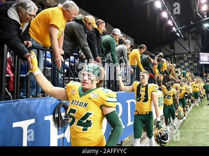 Dicembre 14, 2019: North Dakota State giocatori sono congratulato da tifosi dopo aver vinto un FCS NCAA Quarti di finale di partita di spareggio tra l'Illinois State University Redbirds e dello Stato del North Dakota Bison a Fargo Dome, Fargo ND. Dall'Universita' Statale del Nord Dakota sconfitto 9-3 ISU. Russell Hons/CSM Foto Stock