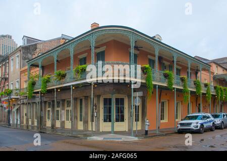 Edifici storici in corrispondenza della zona di spigolo di Chartres Street e Conti Street nel Quartiere Francese di New Orleans, in Louisiana, Stati Uniti d'America. Foto Stock