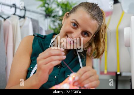 Sarto sorridente al suo workshop Foto Stock
