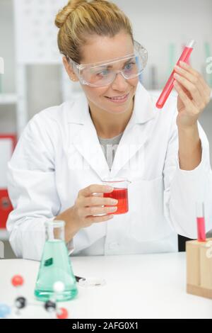 Gli scienziati di notare le statistiche i risultati di laboratorio in laboratorio Foto Stock