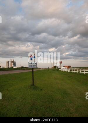 DUNCAN, Nebraska - Luglio 26, 2018: autostrada a segno su un rurale strada erbosa che viaggia lungo uno dei Nebraska's Scenic Byways, il Lincoln Highway. Foto Stock