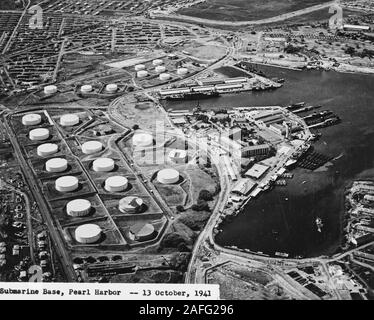 Pearl Harbor - vista aerea del sommergibile Base (al centro a destra) con la fattoria di carburante a sinistra, guardando verso sud il 13 ottobre 1941. Tra i 16 i serbatoi del combustibile nel gruppo inferiore e dieci serbatoi nel gruppo superiore sono due che sono state dipinte a somigliare a edifici (serbatoio superiore nel gruppo superiore e serbatoio più a destra nel gruppo inferiore). Altri serbatoi sembrano essere verniciato a guardare come caratteristiche del terreno. Accanto al molo nel centro destra sono USS Niagara (PG-52) con sette o otto PT barche a fianco (più vicino alla telecamera) e USS Holland (come-3) con sette sottomarini accanto a. Prima dell'attacco Foto Stock