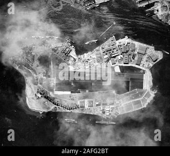 Pearl Harbor, Oahu, Hawaii - Fotografia aerea di Ford Island, adottate il 22 ottobre 1941. USS Saratoga (CV-3) è ormeggiata in basso a destra al centro, su Ford dell isola lato nordoccidentale. Tre corazzate e un oliatore sono ormeggiate lungo corazzata fila, sull'isola del lato sud-est. Un altro corazzata è al fianco di 1010 dock, in alto al centro. Nell'estremo angolo superiore destro si trova il Navy Yard's Drydock numero due, in costruzione, e floating drydock YFD-2. Circa 22 costruttiva PBY patrol aerei parcheggiati presso la Naval Air Station idrovolante della base, in alto a destra il punto di Ford Island. Prima della seconda guerra mondiale Foto Stock