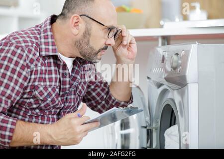 Veterani mettendo su un occhiale a guardare la macchina di lavaggio Foto Stock