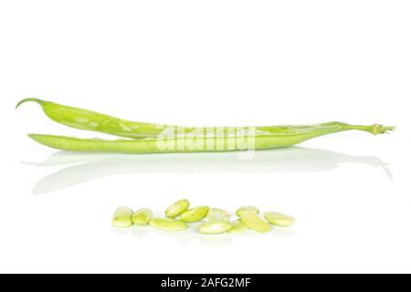 Gruppo di due metà partita di pezzi di snap bean verde isolato su sfondo bianco Foto Stock