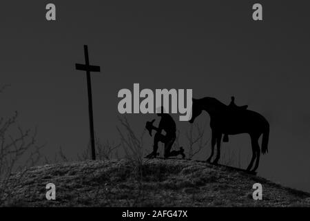 Saldare l'arte cristiana sul promontorio che sovrasta pubblico lago pesca McKinsey, Texas Panhandle. Foto Stock