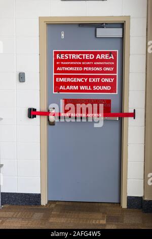 Uscita di emergenza porta in airport terminal con accesso a zona ristretta. Foto Stock