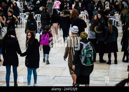 Gerusalemme Israele 12 dicembre 2019 Vista della donna sconosciuta in preghiera di fronte al Muro Occidentale alla città vecchia di Gerusalemme al mattino Foto Stock