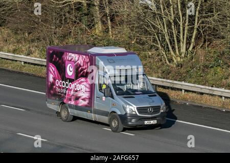 Sfocata auto in movimento Ocado Consegna del cibo drogheria che viaggiano a velocità sulla M61 Autostrada lenta velocità dello shutter di movimento del veicolo Foto Stock