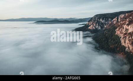 Mare di nebbia in montagna durante il sunrise Foto Stock