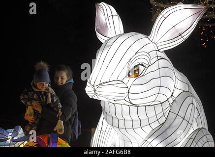 Kiev, Ucraina. 15 Dic, 2019. Una figura gigantesca da lanterne visto durante il festival.Oltre 30 giganti da lanterne, incluso il leggendario esercito di terracotta, la Grande Muraglia della Cina, il mondo sottomarino, caratteri di cinese antichi racconti e leggende, Cinese zoo, paradiso degli uccelli, fenicotteri, esperti e altri incredibili installazioni che può essere visto dai visitatori durante la festa di Natale del gigante lanterne cinesi chiamato leggende della Cina, a Kiev in Ucraina. Credito: Pavlo Gonchar SOPA/images/ZUMA filo/Alamy Live News Foto Stock