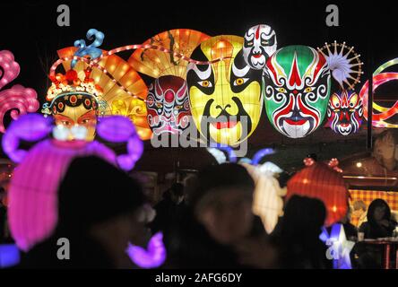 Kiev, Ucraina. 15 Dic, 2019. Maschere giganti da lanterne sono visibili durante il festival.Oltre 30 giganti da lanterne, incluso il leggendario esercito di terracotta, la Grande Muraglia della Cina, il mondo sottomarino, caratteri di cinese antichi racconti e leggende, Cinese zoo, paradiso degli uccelli, fenicotteri, esperti e altri incredibili installazioni che può essere visto dai visitatori durante la festa di Natale del gigante lanterne cinesi chiamato leggende della Cina, a Kiev in Ucraina. Credito: Pavlo Gonchar SOPA/images/ZUMA filo/Alamy Live News Foto Stock