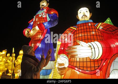 Kiev, Ucraina. 15 Dic, 2019. Le figure giganti da lanterne sono visibili durante il festival.Oltre 30 giganti da lanterne, incluso il leggendario esercito di terracotta, la Grande Muraglia della Cina, il mondo sottomarino, caratteri di cinese antichi racconti e leggende, Cinese zoo, paradiso degli uccelli, fenicotteri, esperti e altri incredibili installazioni che può essere visto dai visitatori durante la festa di Natale del gigante lanterne cinesi chiamato leggende della Cina, a Kiev in Ucraina. Credito: Pavlo Gonchar SOPA/images/ZUMA filo/Alamy Live News Foto Stock