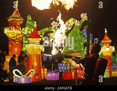 Kiev, Ucraina. 15 Dic, 2019. Un uomo compie con il fuoco durante il festival.Oltre 30 giganti da lanterne, incluso il leggendario esercito di terracotta, la Grande Muraglia della Cina, il mondo sottomarino, caratteri di cinese antichi racconti e leggende, Cinese zoo, paradiso degli uccelli, fenicotteri, esperti e altri incredibili installazioni che può essere visto dai visitatori durante la festa di Natale del gigante lanterne cinesi chiamato leggende della Cina, a Kiev in Ucraina. Credito: Pavlo Gonchar SOPA/images/ZUMA filo/Alamy Live News Foto Stock