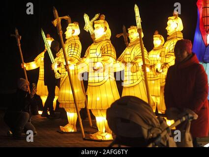 Kiev, Ucraina. 15 Dic, 2019. Le figure giganti da lanterne sono visibili durante il festival.Oltre 30 giganti da lanterne, incluso il leggendario esercito di terracotta, la Grande Muraglia della Cina, il mondo sottomarino, caratteri di cinese antichi racconti e leggende, Cinese zoo, paradiso degli uccelli, fenicotteri, esperti e altri incredibili installazioni che può essere visto dai visitatori durante la festa di Natale del gigante lanterne cinesi chiamato leggende della Cina, a Kiev in Ucraina. Credito: Pavlo Gonchar SOPA/images/ZUMA filo/Alamy Live News Foto Stock