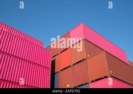 Contenitore stack nel cantiere di carico Foto Stock