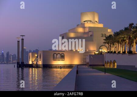 Vista serale del Museo di Arte Islamica, Doha, Qatar Foto Stock