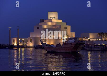 Vista notturna del Museo di Arte Islamica, Doha, Qatar Foto Stock
