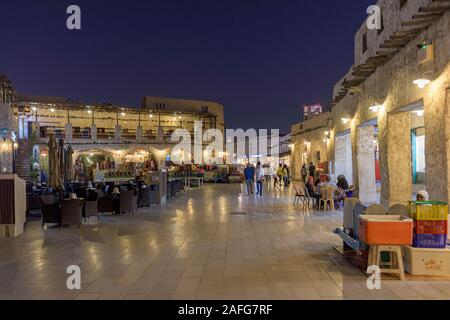 Estate calda serata al Souq Waqif, Doha, Qatar Foto Stock