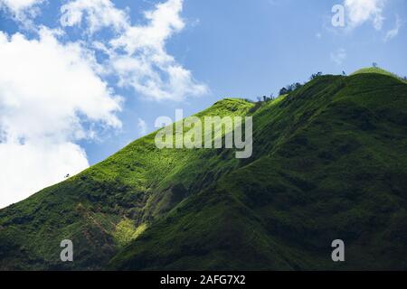 Meravigliosa vista della green mountain range illuminato durante una giornata di sole. Cemoro Lawang, Java Orientale, Indonesia. Foto Stock