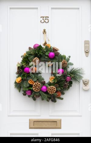 Ghirlanda di Natale su una porta grigia. Londra, Inghilterra Foto Stock