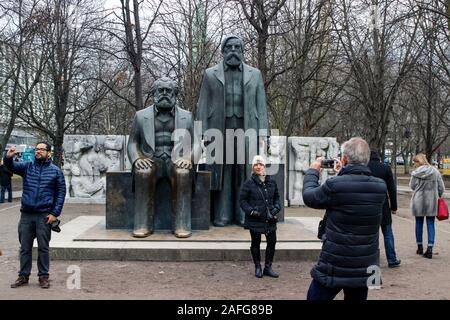 Statue di Karl Marx e Friedrich Engelhardt di Ludwig al Marx-Engels Forum di Berlino, Germania Foto Stock