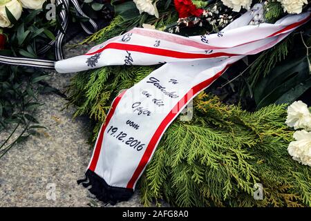 In gedenken an die opfer vom 19.12.2016 - In memoria delle vittime del 19 dicembre 2016. Memorial corona in corrispondenza di Breitscheidplatz a Berlino, Germania. Foto Stock