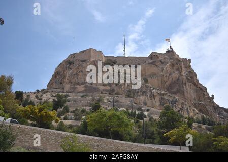 Castell de la Santa Barbara si scorge in un barrio nel sud-est della provincia di Alicante, Spagna. Foto Stock