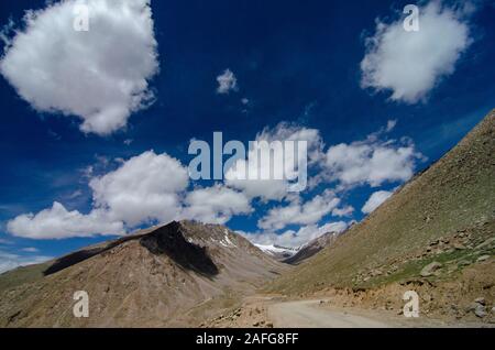 Bel paesaggio sul modo di Khardung La Pass in Ladakh, India, Asia Foto Stock