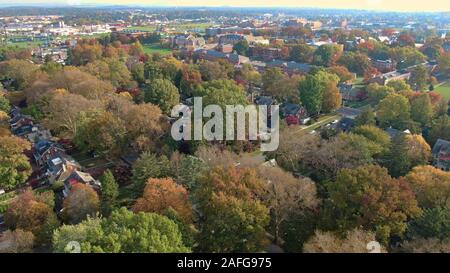 Colorato fogliame di autunno in area suburbana, vintage ville e palazzi in quartiere residenziale, case nascoste in alberi, immobili di lusso con fantasia Foto Stock