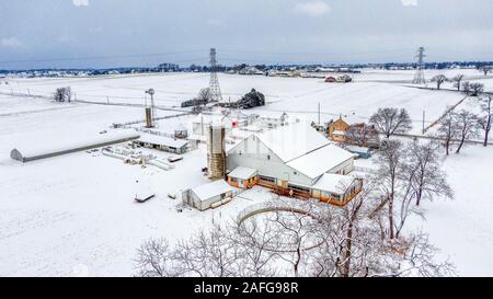 Fattoria in inverno, red house e fienile nel bianco della neve paesaggio, vista aerea del paesaggio rurale in Pennsylania, America Foto Stock